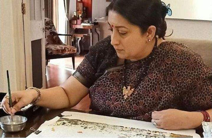 പടം വരയ്ക്കുന്ന സ്മൃതി ഇറാനി; 'ഓള്‍ റൗണ്ടര്‍' എന്ന് ആരാധകര്‍