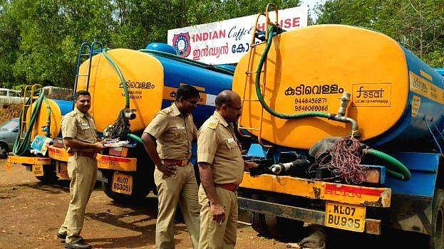 കുടിവെള്ളമെന്ന പേരില്‍ ഹോട്ടലിലും ആശുപത്രിയിലുമെത്തിക്കുന്നത് മലിനജലം; ടാങ്കര്‍ ലോറി പിടിച്ചെടുത്തു; ഹോട്ടല്‍ അടപ്പിച്ചു