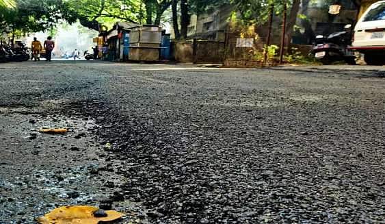 പട്ടാപ്പകല് 'ഉദ്യോഗസ്ഥന്' ചമഞ്ഞ് ആഡംബരകാറിലെത്തി ; റോഡിന്റെ അവശിഷ്ടങ്ങള് വിറ്റു ; കള്ളനെത്തേടി പൊലീസ് ; വാങ്ങിയവര് നെട്ടോട്ടത്തില്