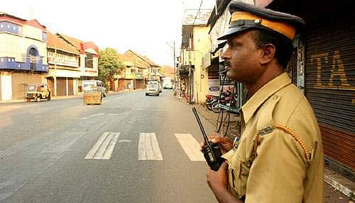 ബാഗും പുസ്തകങ്ങളും മദ്യപനായ അച്ഛന് കത്തിച്ചുകളഞ്ഞു; വീടുവിട്ടിറങ്ങിയ ഓട്ടിസം ബാധിച്ച ബാലന് സ്നേഹ തണലൊരുക്കി പൊലീസ്, കുറിപ്പ്