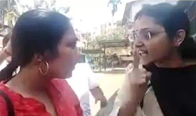 'എനിക്ക് രണ്ട് പെണ്‍മക്കളാ, അതിനെ ഒരു ........ തൊടാതിരിക്കാനാ'; പൗരത്വനിയമത്തെ അനുകൂലിച്ച് ക്ഷേത്രത്തില്‍ പരിപാടി; ചോദ്യം ചെയ്ത യുവതിക്ക് നേരെ കയ്യേറ്റം; വീഡിയോ