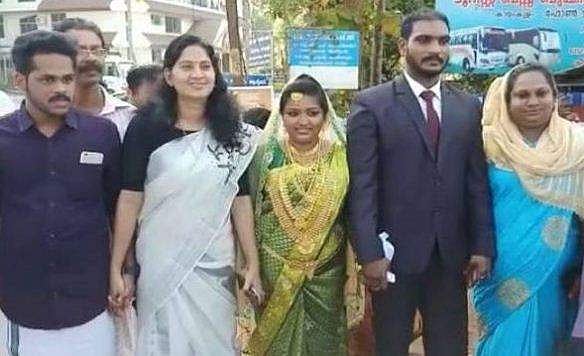 'ഞങ്ങള്‍ക്കും കണ്ണിചേരണം'; വധുവരന്മാര്‍ വിവാഹവേദിയില്‍ നിന്ന് നേരിട്ട് മഹാശൃംഖലയിലേക്ക് 