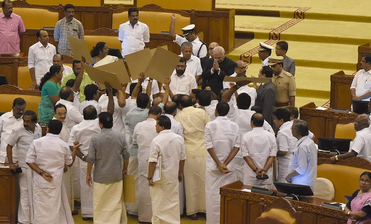 'പൗരത്വ നിയമത്തിനെതിരെ മാത്രമല്ല, കേന്ദ്രത്തിന് വേറെയും വിമര്‍ശനങ്ങള്‍'; ഒന്നുംവിടാതെ വായിച്ച് ഗവര്‍ണര്‍