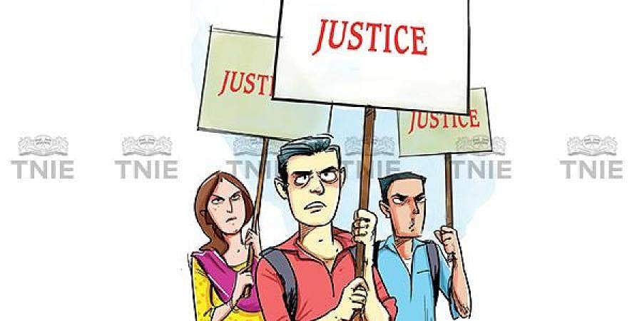 സ്‌കൂള്‍ പ്രിന്‍സിപ്പലിന്റെ ഉപദ്രവം സഹിക്കാനായില്ല; യൂണിഫോമിന് തീയിട്ട് വിദ്യാര്‍ഥികള്‍; ക്ലാസ് ബഹിഷ്‌കരിച്ച് പ്രതിഷേധം