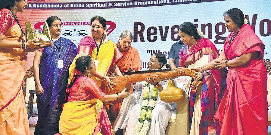 'സ്ത്രീകളിൽ അന്തര്‍ലീനമായി നില്‍ക്കുന്ന ശക്തിയെ ഉണര്‍ത്താനുള്ള സാഹചര്യം സമൂഹം സൃഷ്ടിക്കണം'; മാതാ അമൃതാനന്ദമയി