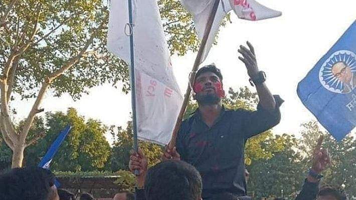 മൂക്കുത്തി വിറ്റ് പഠിപ്പിച്ച അമ്മ; പട്ടിണിയോട് പടവെട്ടി പഠനം; യൂണിറ്റ് രൂപീകരിച്ച് ഒരുവര്ഷത്തിനുള്ളില് കാവിക്കോട്ടയില് എസ്എഫ്ഐക്കൊടി പാറിച്ച ചിത്തരഞ്ജന്റെ ജീവിതം