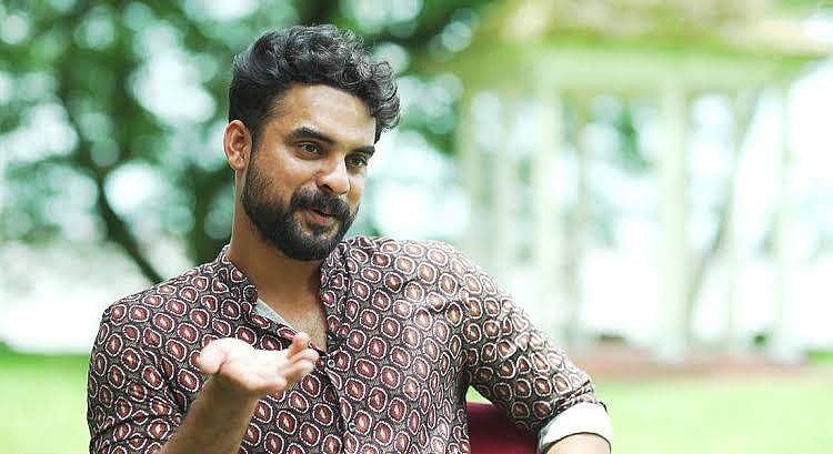 വിദ്യാർത്ഥിയെ സ്റ്റേജിൽ കയറ്റി കൂവിച്ചു; ടൊവിനോ തോമസിനെതിരെ കേസെടുക്കണമെന്ന് കെഎസ്യു