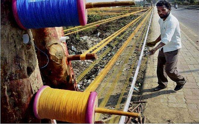 പട്ടത്തിന്റെ ചരട്‌ കഴുത്തില്‍ കുരുങ്ങി; അച്ഛനൊപ്പം ബൈക്കില്‍ സഞ്ചരിച്ചമൂന്ന് വയസ്സുകാരന് ദാരുണാന്ത്യം