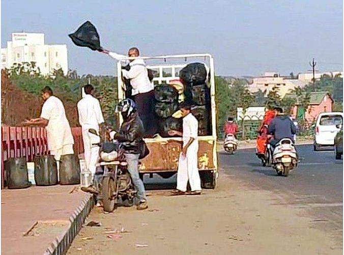 പുഴയില്‍ മാലിന്യം വലിച്ചെറിയുന്നവര്‍ക്ക് ഇതൊരു മുന്നറിയിപ്പ്!; നഗരസഭ ഒരു ലക്ഷം പിഴ ചുമത്തി