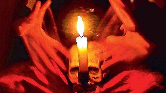 'ജീവിതത്തിലെ പ്രശ്‌നങ്ങള്‍ക്ക് കാരണം അമ്മൂമ്മയുടെ മന്ത്രവാദം'; 62 കാരിയെ കോടാലി കൊണ്ട്‌ അടിച്ചു കൊന്നു, ചെറുമകന്‍ ഒളിവില്‍ 