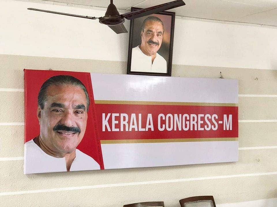 രണ്ടില പുറത്ത്; ബാക്ഗ്രൗണ്ടില് ചുവപ്പടിച്ചു; നിലപാട് പ്രഖ്യാപനത്തിന് മുന്പ് പാര്ട്ടി ആസ്ഥാനത്തെ ബോര്ഡ് മാറ്റി കേരള കോണ്ഗ്രസ്
