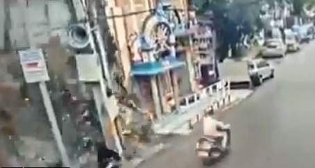 നടന്നുവരുമ്പോള്‍ വഴിയരികിലെ കെട്ടിടം തകര്‍ന്നുവീണു; ഇഞ്ചുകളുടെ വ്യത്യാസം, തലനാരിഴയ്ക്കു രക്ഷപ്പെട്ട് വഴിയാത്രക്കാരി (വീഡിയോ)