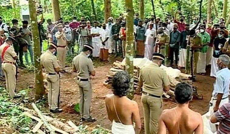 അക്കിത്തം ഇനി ഓര്‍മ; ഔദ്യോഗിക ബഹുമതികളോടെ മൃതദേഹം സംസ്‌കരിച്ചു