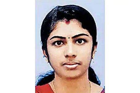 ഗര്‍ഭിണിയായ യുവതി ബസ് കയറി മരിച്ചു; അപകടം ഭര്‍ത്താവിന്റെ കണ്‍മുന്‍പില്‍ 