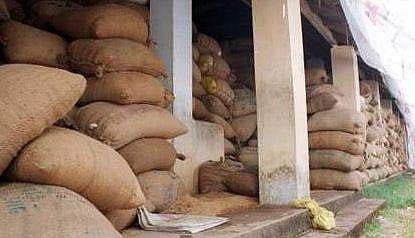 സപ്ലൈക്കോ ​ഗോ‍ഡൗണിൽ നിന്ന് റേഷൻ കടത്തിയ സംഭവം; ഉദ്യോ​ഗസ്ഥന് സസ്പെൻഷൻ; റേഷൻ കടകളുടെ ലൈസൻസ് റദ്ദാക്കും