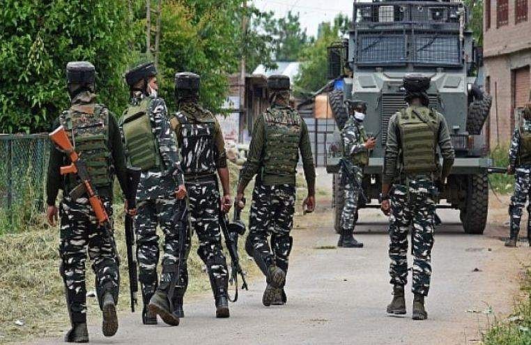 ആയുധം താഴെവെയ്ക്കണമെന്ന് മാതാപിതാക്കള്‍, ഭീകരര്‍ക്ക് മനംമാറ്റം; രണ്ടുപേര്‍ സൈന്യത്തിന് മുന്‍പില്‍ കീഴടങ്ങി