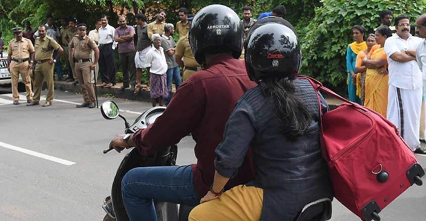 പിന്നിലിരിക്കുന്നവര്‍ക്ക് ഹെല്‍മറ്റ് ഇല്ലേ ? ; ലൈസന്‍സ് പോകും ; പിഴ അടച്ചാലും ഇനി നടപടി