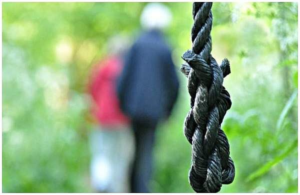 പ്രണയിനി മരിച്ചത് താങ്ങാന്‍ കഴിഞ്ഞില്ല; യുവതിയുടെ ശവകൂടീരത്തിനരികില്‍ കാമുകന്‍ ആത്മഹത്യ ചെയ്തു