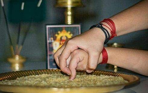 വിജയദശമി ദിനത്തിൽ ആദ്യാക്ഷരം കുറിച്ച് കുരുന്നുകൾ; കർശന കോവിഡ് നിയന്ത്രണത്തിൽ ചടങ്ങുകൾ
