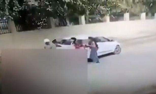 പട്ടാപ്പകല്‍ കാറില്‍ തട്ടിക്കൊണ്ടുപോകാനുള്ള ശ്രമം ചെറുത്തു, നാട്ടുകാര്‍ നോക്കിനില്‍ക്കേ 21കാരിയെ വെടിവെച്ചു കൊന്നു ( വീഡിയോ)