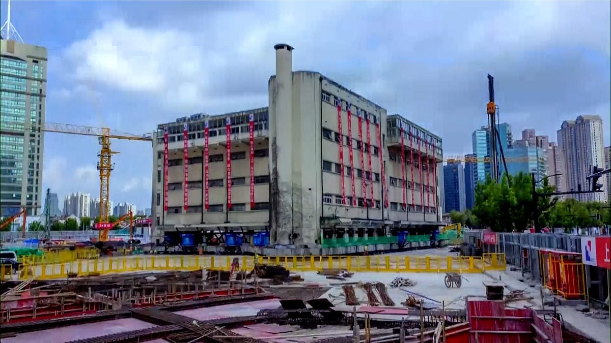 7000 ടൺ ഭാരമുള്ള സ്‌കൂളിനെ നിരക്കി നീക്കി! കൈയിൽ ചുമന്ന് നടത്തിക്കൊണ്ടു പോയത് 200 റോബോട്ടുകൾ, വിഡിയോ വൈറൽ 