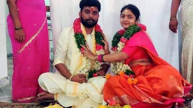 മകളുടെ ഭര്‍ത്താവിനെ കഴുത്ത് ഞെരിച്ച് കൊന്നു, യുവതി രക്ഷപെട്ടത് തലനാരിഴക്ക്; അച്ഛനും അമ്മയും സഹോദരനും അറസ്റ്റില്‍