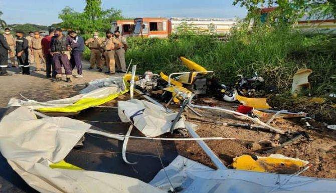 കൊച്ചിയില്‍ നാവികസേന ഗ്ലൈഡര്‍ തകര്‍ന്ന് അപകടം; രണ്ട് ഉദ്യോഗസ്ഥര്‍ മരിച്ചു 