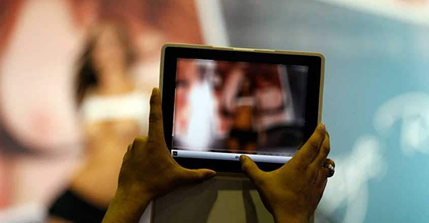 'കൊറോണ ലൈഫ്', 'അമ്മായി'... ; കുട്ടികളുടെ അശ്ലീല ചിത്രങ്ങളുമായി വാട്‌സ് ആപ്പ്, ഇന്‍സ്റ്റഗ്രാം ഗ്രൂപ്പുകള്‍ ; 'പി ഹണ്ടി'ല്‍ കുടുങ്ങിയവരില്‍ ബിജെപി ഐടി സെല്‍ ചുമതലക്കാരനും