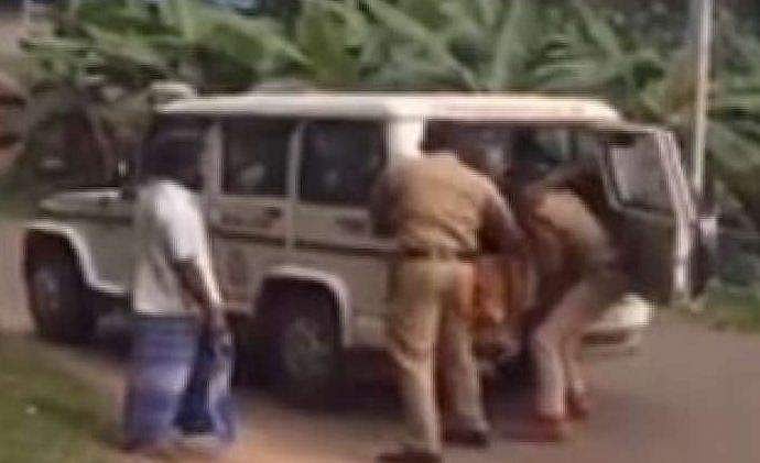 ഹെല്‍മെറ്റ് ഇല്ലാത്തതിന് വയോധികനെ വലിച്ചിഴച്ച് കരണത്തടിച്ച എസ്‌ഐയെ സ്ഥലം മാറ്റി; കഠിന പരീശീലനം