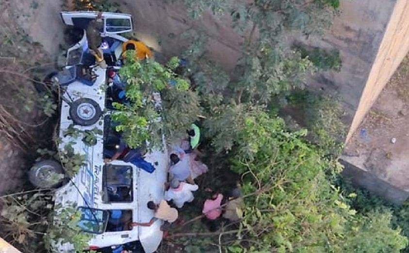 മഹാരാഷ്ട്രയില്‍ ട്രാവലര്‍ നദിയിലേക്ക് മറിഞ്ഞ് അഞ്ചു മലയാളികള്‍ മരിച്ചു