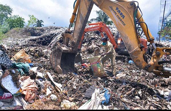 പഴയതെല്ലാം കെട്ടിപ്പെറുക്കി മാലിന്യ വണ്ടിയില്‍ കൊടുത്തു വിട്ടു; ഒപ്പം സ്വര്‍ണമാലയും വളയുമുള്ള പഴ്‌സും!
