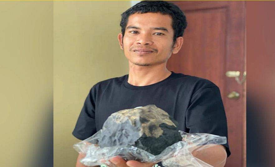 ആകാശത്ത് നിന്ന് വീട് തുളച്ച് 'അപൂര്‍വ്വ കല്ല്'; നിര്‍മ്മാണ തൊഴിലാളി ഒറ്റനിമിഷം കൊണ്ട് കോടീശ്വരനായി, കഥ ഇങ്ങനെ