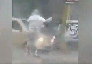 കനത്ത മഴയിലും കര്‍മ്മനിരതനായി പൊലീസുകാരന്‍, നനഞ്ഞൊലിച്ച് നാലുമണിക്കൂര്‍ റോഡില്‍; 'സര്‍പ്രൈസ്' നല്‍കി എസ്പി (വീഡിയോ)