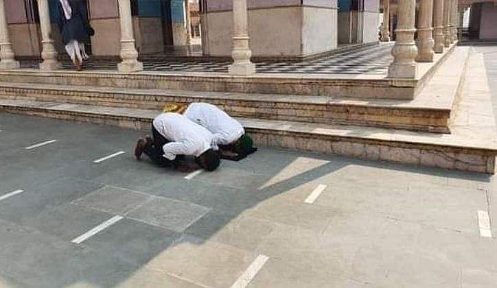 ക്ഷേത്ര മുറ്റത്ത് നിസ്‌കരിച്ചു; മഥുരയില്‍ നാലുപേര്‍ക്ക് എതിരെ കേസ്; ഒരാള്‍ അറസ്റ്റില്‍
