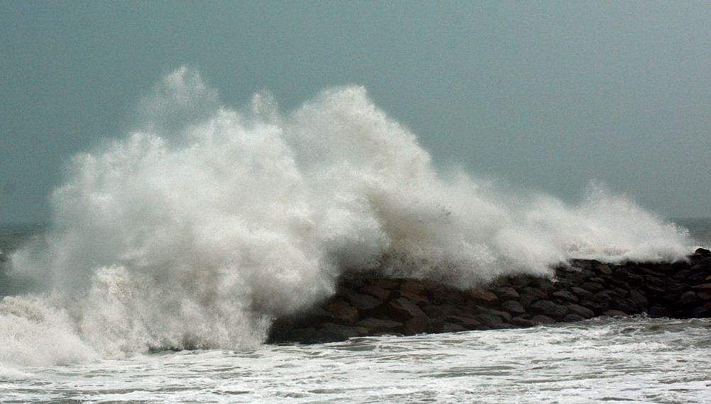 നിവാര്‍ ചുഴലിക്കാറ്റ്; തമിഴ്‌നാട്ടില്‍ കനത്ത മഴ, പുതുച്ചേരിയില്‍ ഒരു മരണം, വിമാനങ്ങള്‍ റദ്ദാക്കി