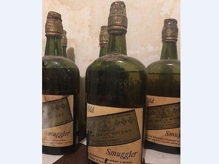 വീട് പൊളിച്ചപ്പോൾ ദമ്പതികൾ അമ്പരന്നു; ചുവരിനുള്ളിൽ നിന്ന് കിട്ടിയത് 100 വർഷം പഴക്കമുള്ള മദ്യക്കുപ്പികൾ! (വീഡിയോ)