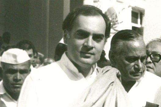 വാരാണസിയില്‍ രാജീവ് ഗാന്ധിയുടെ പ്രതിമയില്‍ കരിഓയില്‍ ഒഴിച്ചു; പാലൊഴിച്ച് ശുദ്ധീകരിച്ച് കോണ്‍ഗ്രസ് പ്രവര്‍ത്തകര്‍
