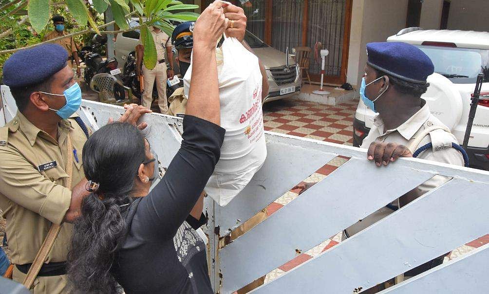 ബിനീഷിന്റെ വീടിന് മുന്നില്‍ നാടകീയരംഗങ്ങള്‍ ; ഭാര്യയെയും കുഞ്ഞിനെയും തടഞ്ഞുവെച്ചിരിക്കുന്നുവെന്ന് ബന്ധുക്കള്‍, പ്രതിഷേധം