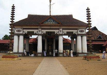 നട തുറക്കാൻ കുളിച്ച് ക്ഷേത്രക്കുളത്തിന്റെ പടി കയറി, അറിയാതെ അണലിയെ ചവിട്ടി; വൈക്കം മേല്‍ശാന്തിക്ക് അദ്ഭുതകരമായ രക്ഷപെടല്‍