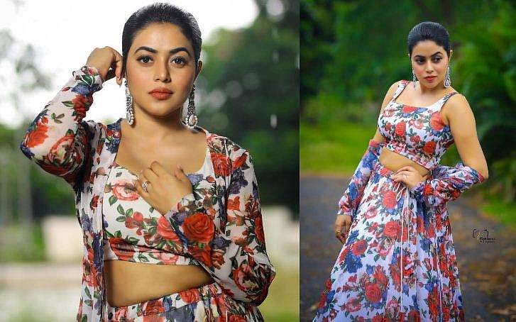 ഫ്ലോറൽ ലെഹങ്കയിൽ സുന്ദരിയായി ഷംന കാസിം; ചിത്രങ്ങൾ