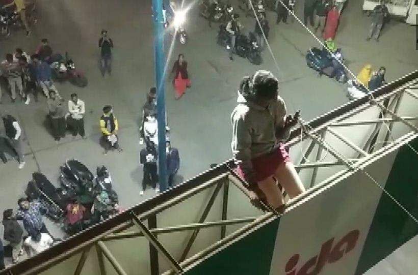 'കാമുകനെ കല്യാണം കഴിക്കണം' ; കൂറ്റന്‍ പരസ്യബോര്‍ഡിന് മുകളില്‍ കയറി പെണ്‍കുട്ടിയുടെ ഭീഷണി ; തടിച്ചുകൂടി ജനം ( ചിത്രങ്ങള്‍)