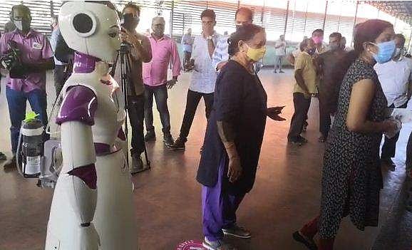 മാസ്‌ക് ധരിച്ച്, കൂട്ടം കൂടി നില്‍ക്കാതെ വോട്ട് ചെയ്യൂ; ഇവിടെ റോബോട്ടാണ് പരിശോധകന്‍! (വീഡിയോ)