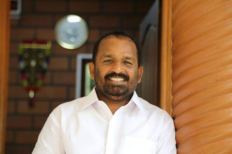 ആ വാച്ചില്‍ ഏഴ് മണി ആയിരുന്നെന്ന് കലക്ടര്‍;  എല്‍ഡിഎഫ് കണ്‍വീനറെ പോലെന്ന് കോണ്‍ഗ്രസ്; വിവാദം