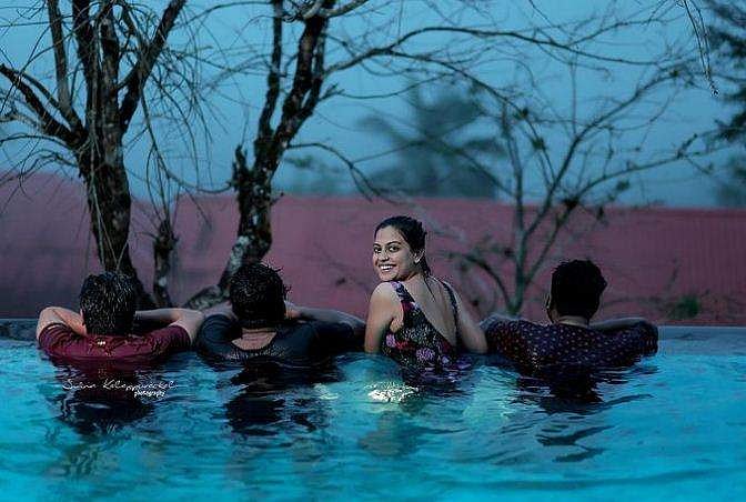 സുഹൃത്തുക്കൾക്കൊപ്പം സ്വിമ്മിങ് പൂളിൽ അനുശ്രീ, ഇത് സദാചാര ആങ്ങളമാർക്കുള്ള മറുപടി; ചിത്രങ്ങൾ