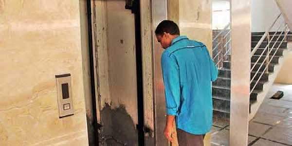 ലിഫ്റ്റ് നിശ്ചലമായി, ഏഴാം നിലയിലേക്കു പിടിച്ചു കയറി രക്ഷപെടാൻ ശ്രമിച്ച യുവാവ് കാൽവഴുതി താഴെ വീണു; ​ഗുരുതര പരിക്ക്