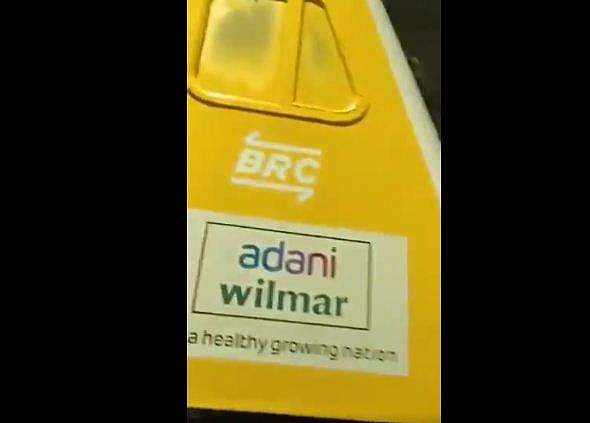 ട്രെയിനില്‍ അദാനിയുടെ പേര്, വീഡിയോ പങ്കുവെച്ച് പ്രിയങ്ക ഗാന്ധി;  വിശദീകരണവുമായി സര്‍ക്കാര്‍