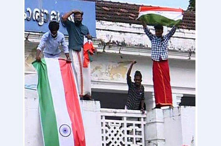 ജയ് ശ്രീറാം ഫ്ലക്സിന് മറുപടി ദേശീയ പതാക; പാലക്കാട് ന​ഗരസഭാ കെട്ടിടത്തിന് മുകളിൽ ഇന്ത്യൻ പതാക ഉയർത്തി ഡിവൈഎഫ്ഐ 