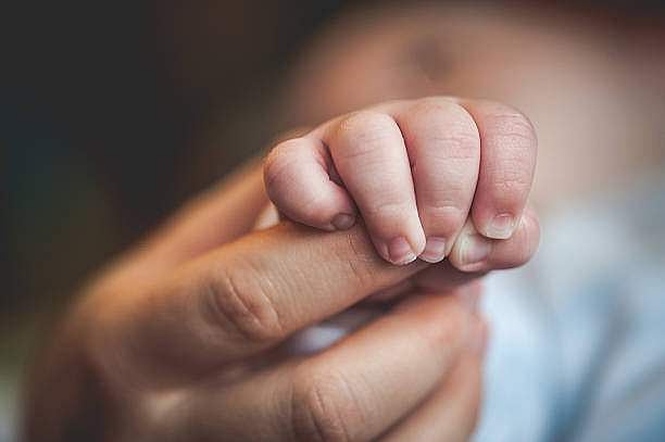 അമ്മ അറിയാതെ നവജാത ശിശുവിനെ അഞ്ച് ലക്ഷം രൂപയ്ക്ക് വില്‍ക്കാന്‍ ശ്രമം; റിപ്പോര്‍ട്ട് തേടി ശിശുക്ഷേമ സമിതി