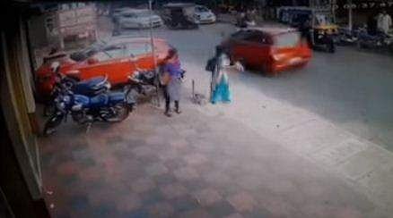 നടുറോഡില്‍ ബോണറ്റില്‍ കുടുങ്ങിയ യുവാവുമായി കുതിച്ചു പാഞ്ഞ് കാര്‍; അന്തംവിട്ട് നാട്ടുകാര്‍, പരാതി ( വീഡിയോ)