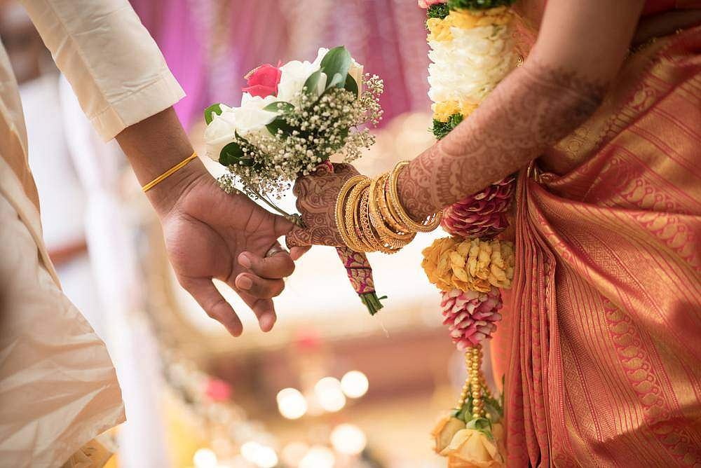 കല്യാണത്തിന് പൂവ് വാങ്ങാൻ പോകുന്ന വഴി അപകടം, നവവരൻ ആശുപത്രി കിടക്കയിൽ നിന്നെത്തി, വണ്ടിയിലിരുന്ന് താലികെട്ട്